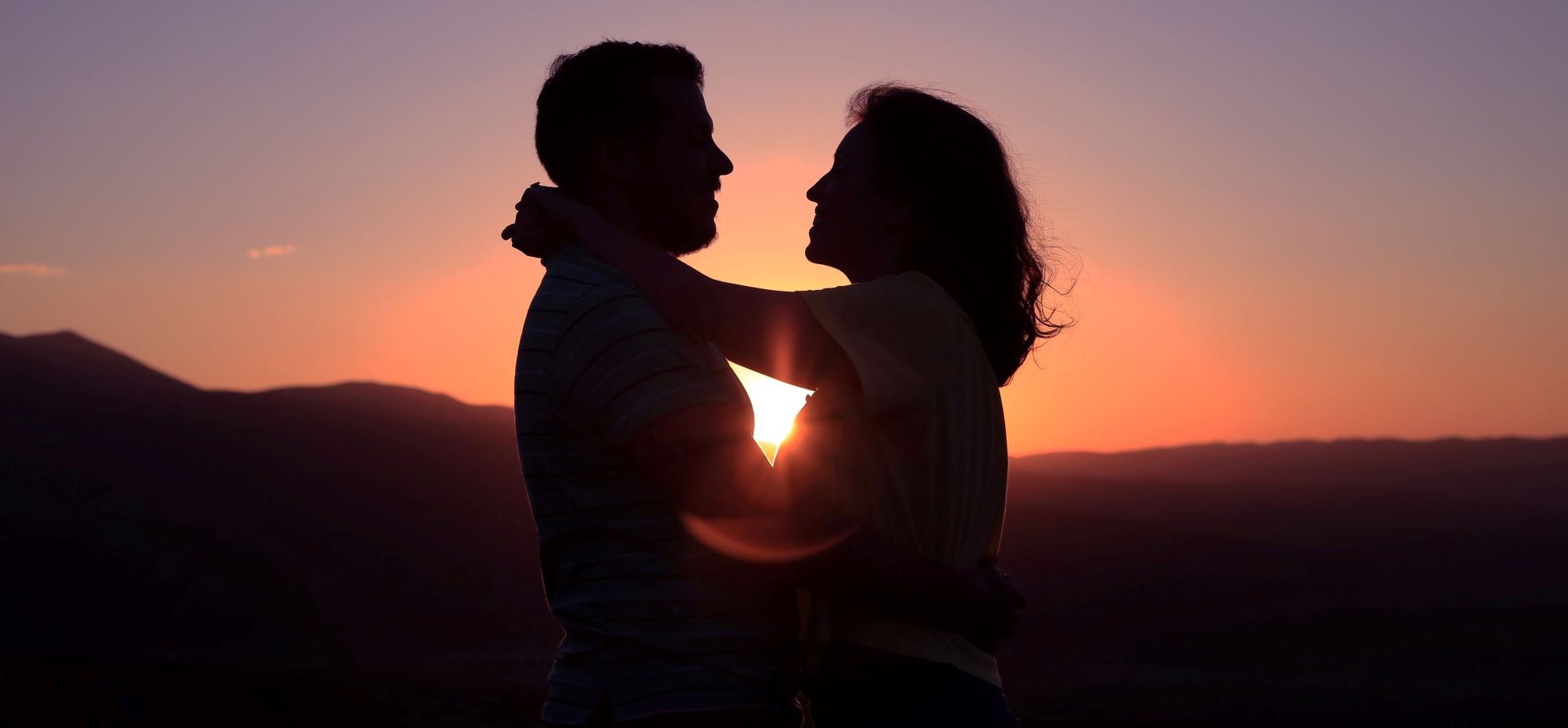 Testberichte Dating-Tipps & Psychologie Frau und Mann umarmen sich