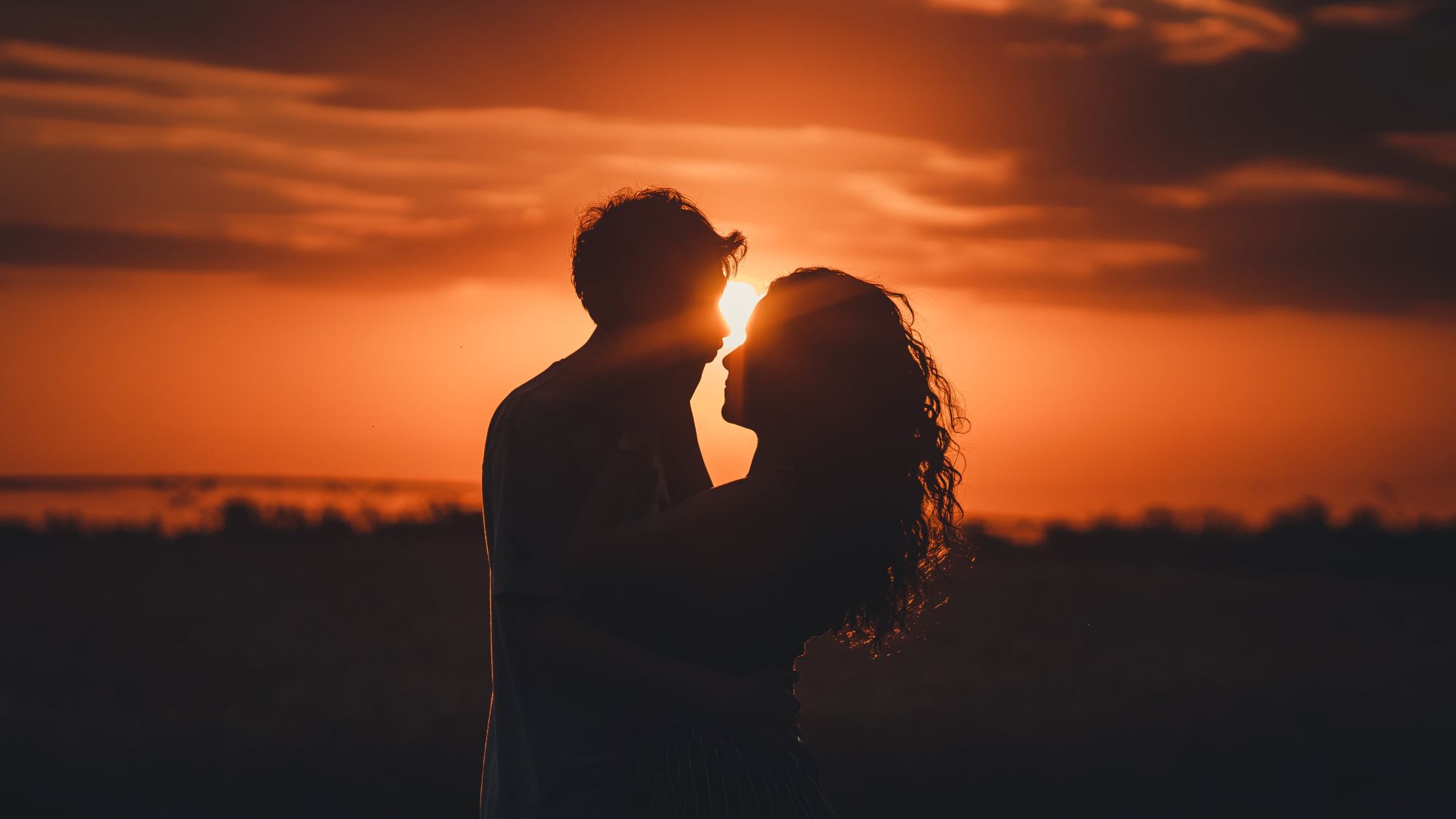 Frau und Mann vor Sonnenuntergang