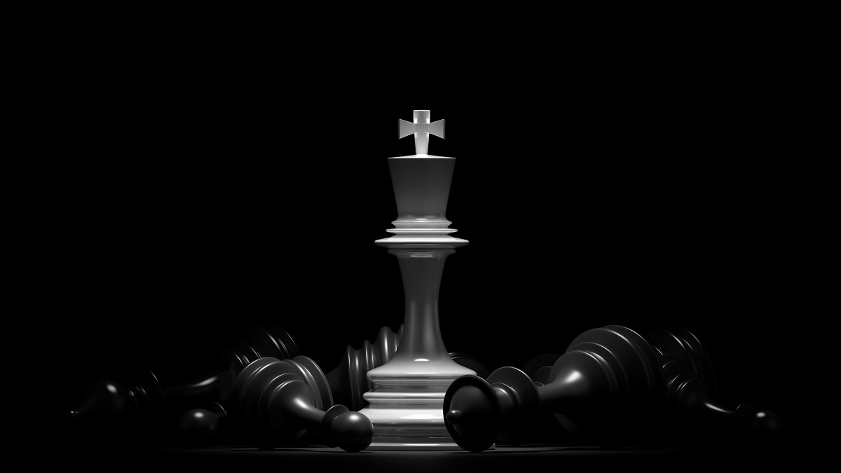 Weißer König steht dominant zwischen gefallenen Schachfiguren