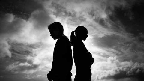 Mann und Frau mit Rücken zueinander - komplizierte Sexualität in einer Beziehung