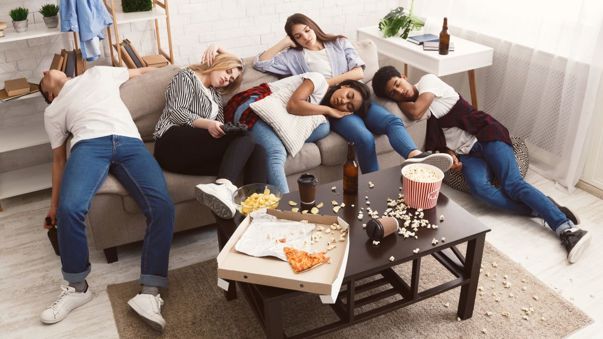 Freundschaften und gemeinsam durch das Chaos - mehrere jugendliche schlafen betrunken auf dem Sofa