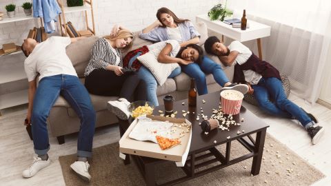 Freundschaften und gemeinsam durch das Chaos - mehrere jugendliche schlafen betrunken auf dem Sofa