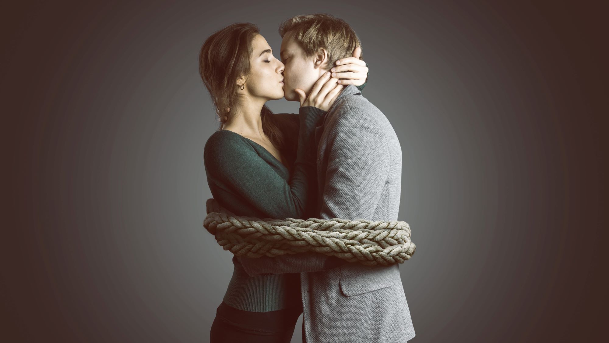 Monogamie – das natürliche Beziehungsmodell. Frau und Mann küssen sich.